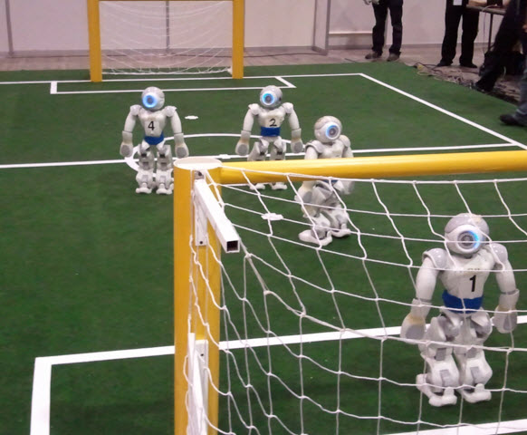足球玩机器人工作